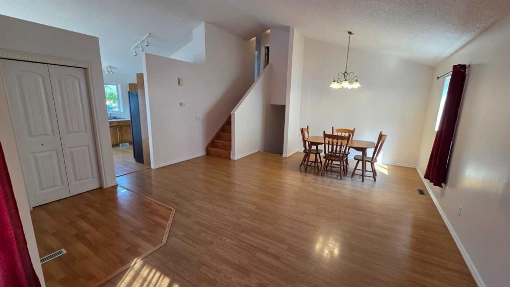 155 Applefield Close Se, Calgary, AB - Indoor