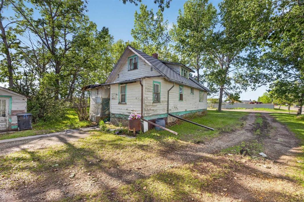 1701 18 Avenue, Didsbury, AB - Outdoor