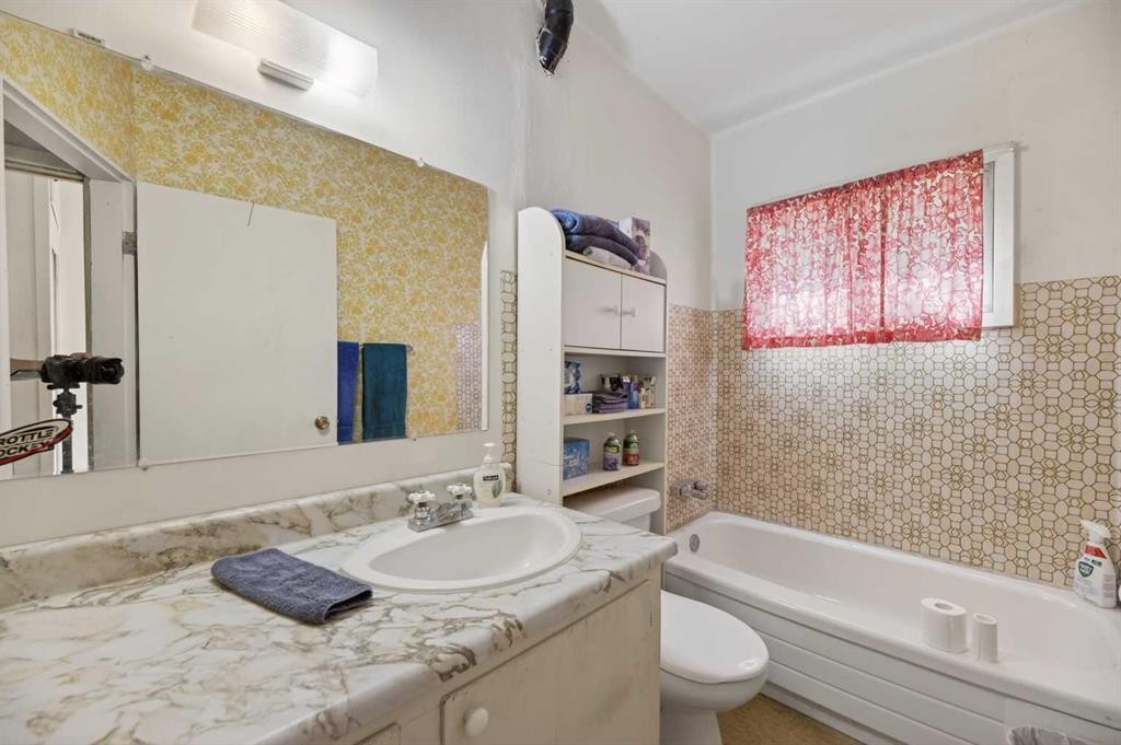 1701 18 Avenue, Didsbury, AB - Indoor Photo Showing Bathroom