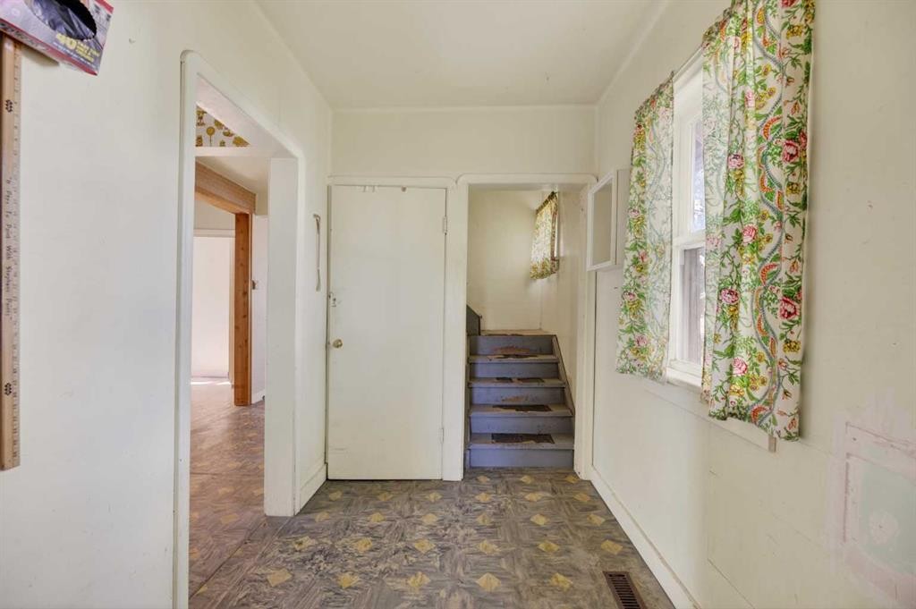 1701 18 Avenue, Didsbury, AB - Indoor Photo Showing Other Room