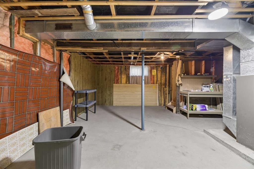 1701 18 Avenue, Didsbury, AB - Indoor Photo Showing Basement
