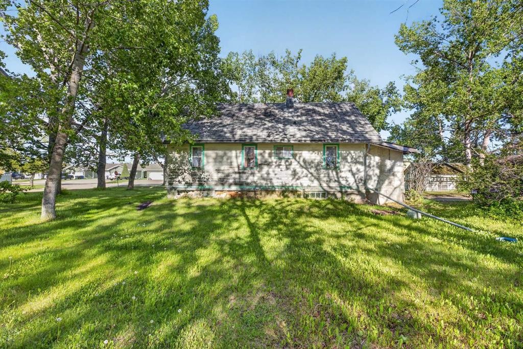 1701 18 Avenue, Didsbury, AB - Outdoor