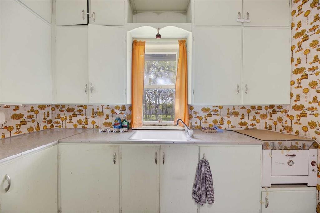 1701 18 Avenue, Didsbury, AB - Indoor Photo Showing Kitchen