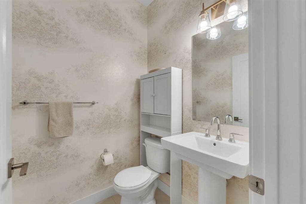 81 Carringvue Manor Nw, Calgary, AB - Indoor Photo Showing Bathroom