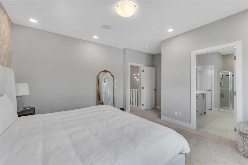 81 Carringvue Manor Nw, Calgary, AB - Indoor Photo Showing Bedroom