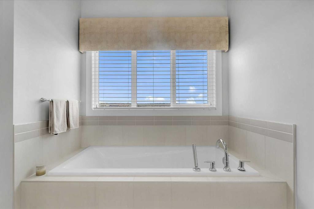 81 Carringvue Manor Nw, Calgary, AB - Indoor Photo Showing Bathroom