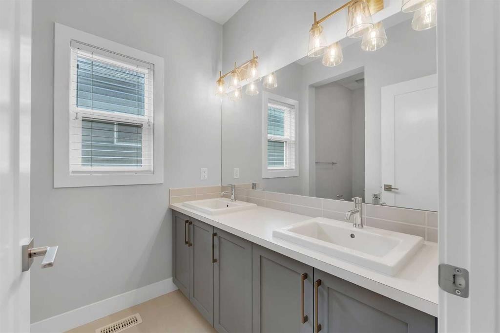 81 Carringvue Manor Nw, Calgary, AB - Indoor Photo Showing Bathroom
