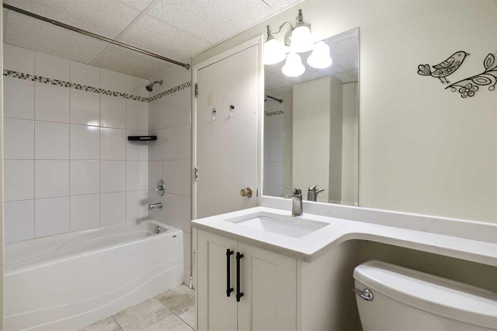 610 Strathcona Drive Sw, Calgary, AB - Indoor Photo Showing Bathroom