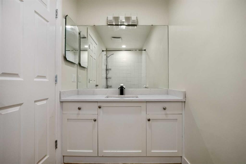 610 Strathcona Drive Sw, Calgary, AB - Indoor Photo Showing Bathroom
