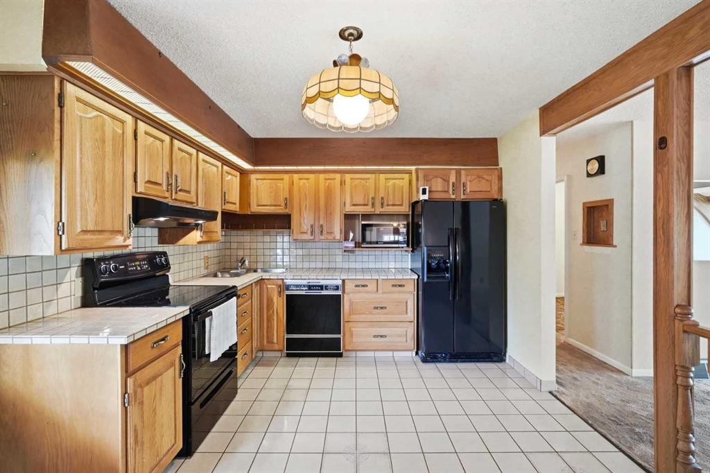 13 Tipton Place Nw, Calgary, AB - Indoor Photo Showing Kitchen