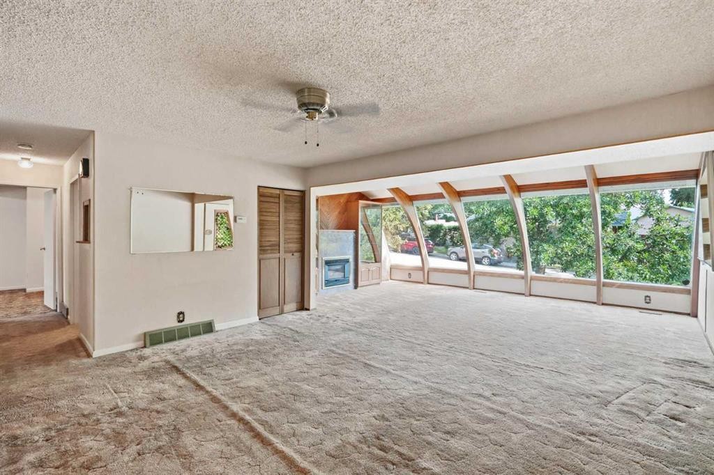 13 Tipton Place Nw, Calgary, AB - Indoor Photo Showing Other Room