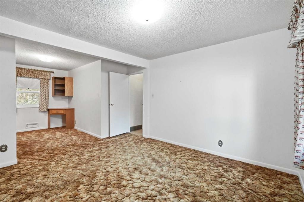13 Tipton Place Nw, Calgary, AB - Indoor Photo Showing Other Room