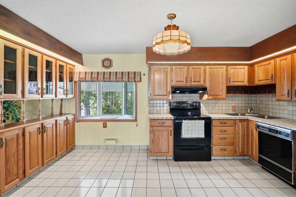 13 Tipton Place Nw, Calgary, AB - Indoor Photo Showing Kitchen