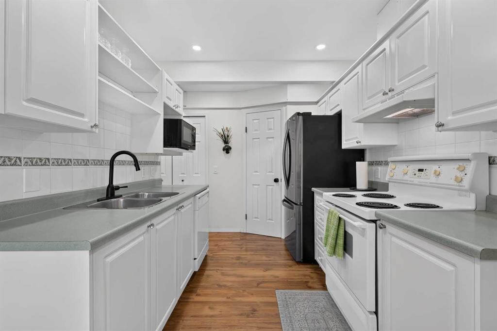 37 Beddington Gardens Ne, Calgary, AB - Indoor Photo Showing Kitchen With Double Sink