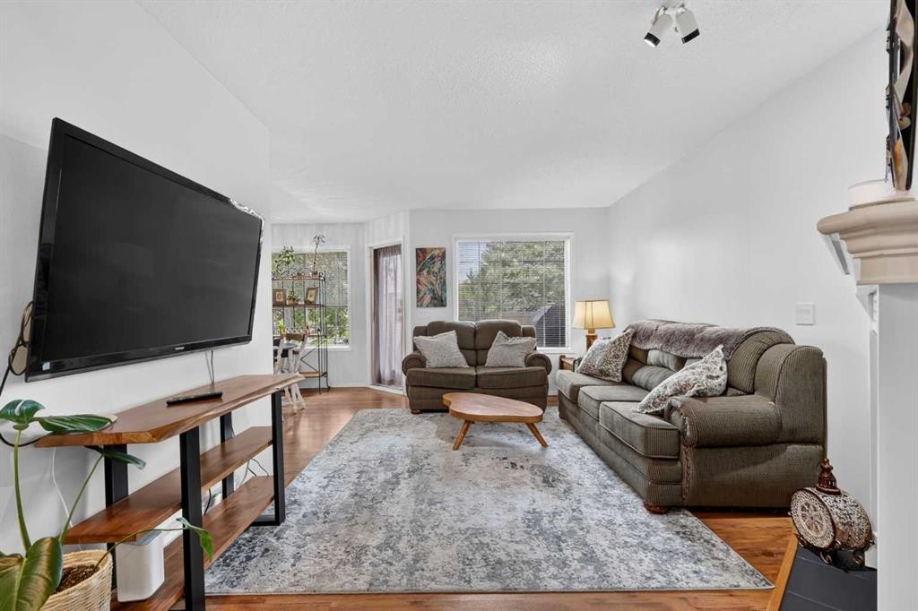 37 Beddington Gardens Ne, Calgary, AB - Indoor Photo Showing Living Room