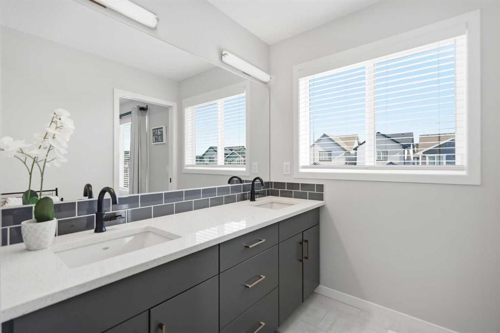 578 Masters Road Se, Calgary, AB - Indoor Photo Showing Bathroom