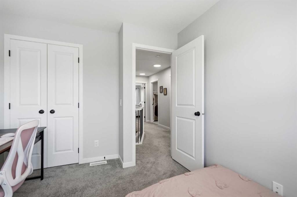 578 Masters Road Se, Calgary, AB - Indoor Photo Showing Bedroom