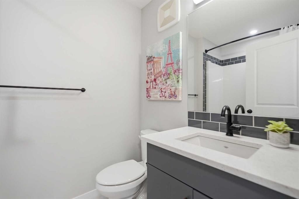 578 Masters Road Se, Calgary, AB - Indoor Photo Showing Bathroom