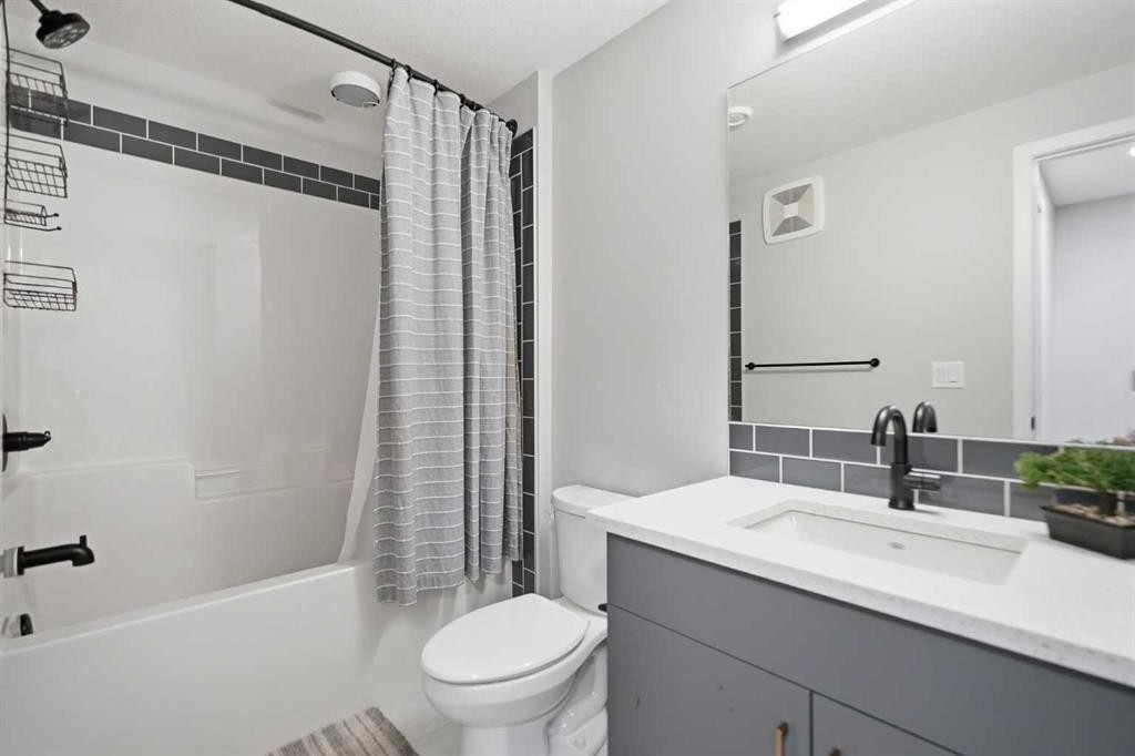 578 Masters Road Se, Calgary, AB - Indoor Photo Showing Bathroom