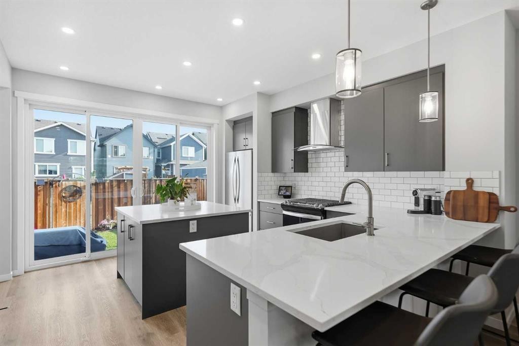 578 Masters Road Se, Calgary, AB - Indoor Photo Showing Kitchen With Upgraded Kitchen