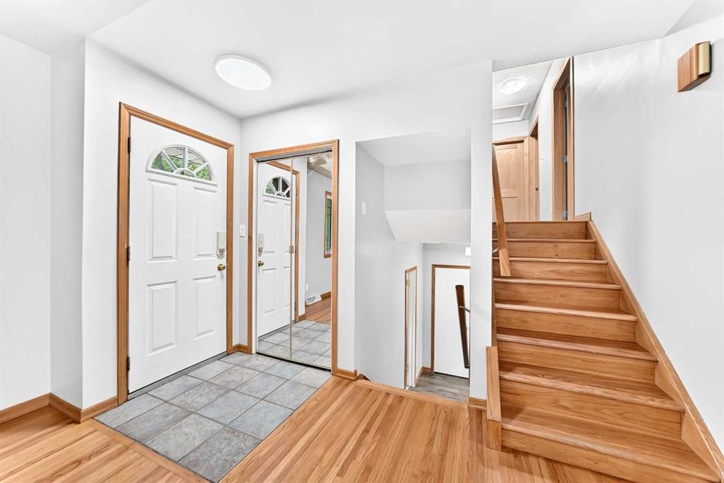 2808 Brecken Road Nw, Calgary, AB - Indoor Photo Showing Other Room