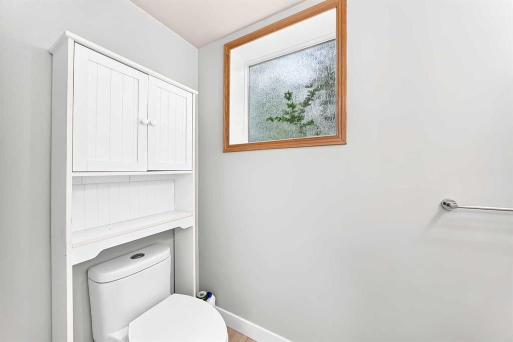 2808 Brecken Road Nw, Calgary, AB - Indoor Photo Showing Bathroom