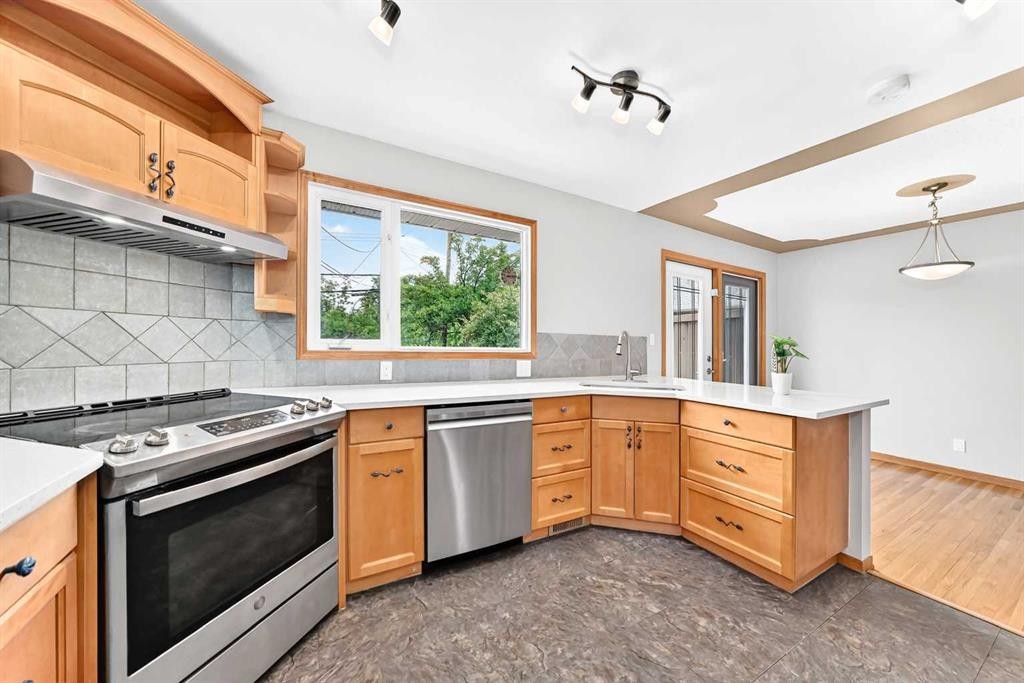 2808 Brecken Road Nw, Calgary, AB - Indoor Photo Showing Kitchen