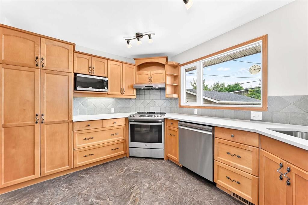 2808 Brecken Road Nw, Calgary, AB - Indoor Photo Showing Kitchen