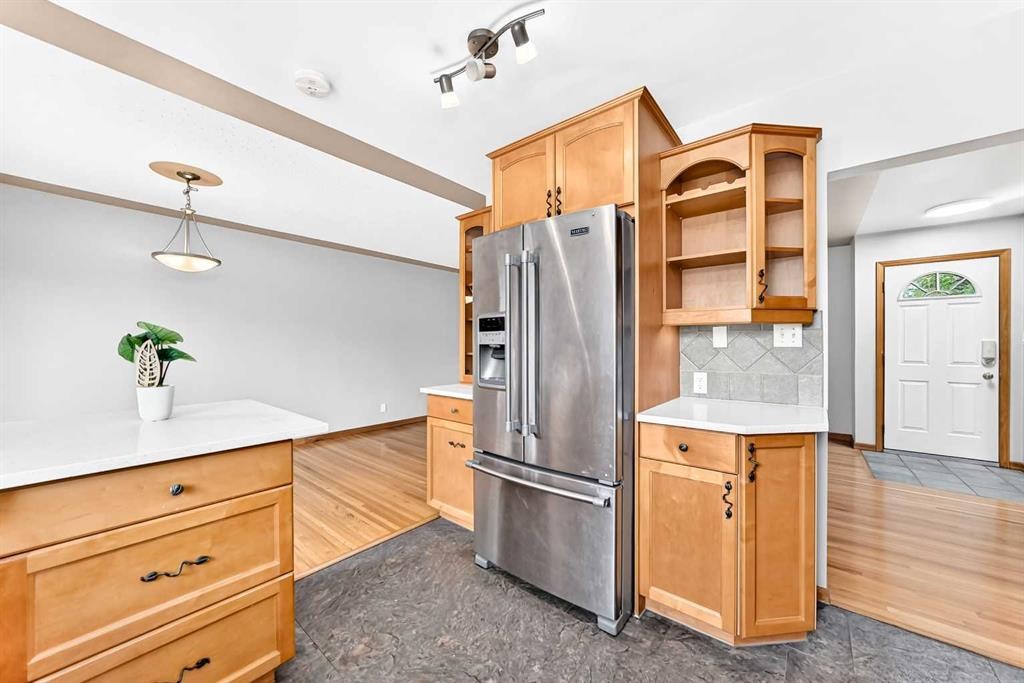 2808 Brecken Road Nw, Calgary, AB - Indoor Photo Showing Kitchen