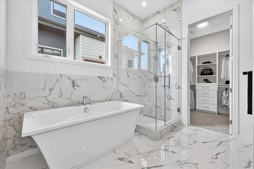 102-150 Marina Cove Se, Calgary, AB - Indoor Photo Showing Bathroom