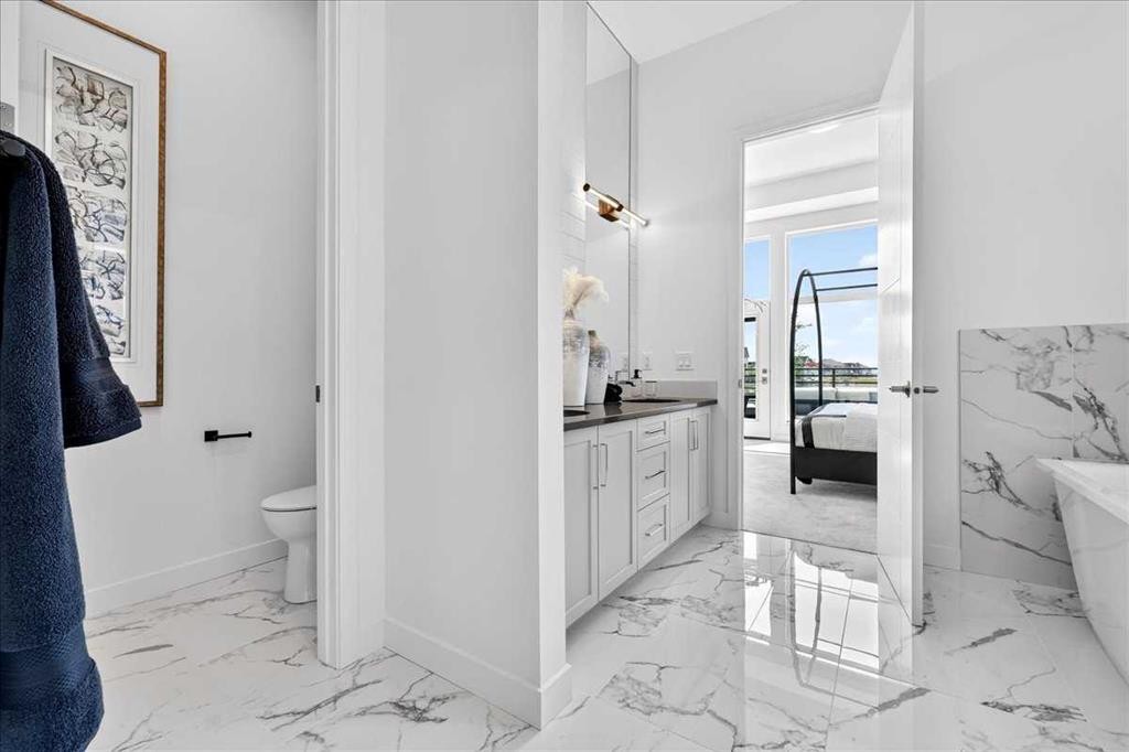 102-150 Marina Cove Se, Calgary, AB - Indoor Photo Showing Bathroom