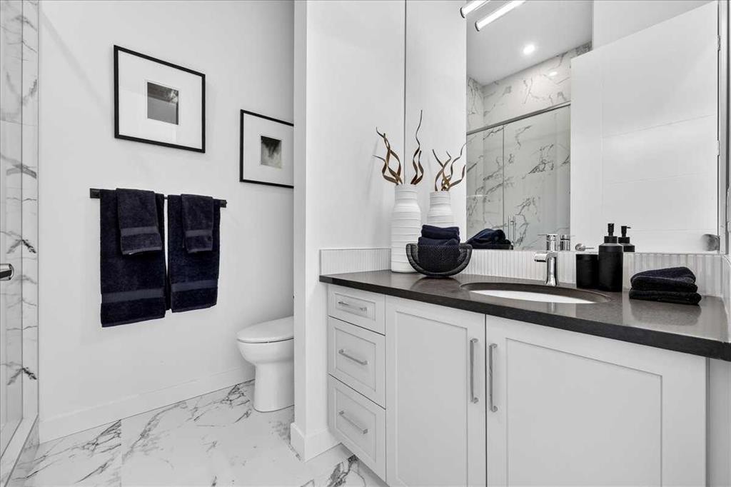 102-150 Marina Cove Se, Calgary, AB - Indoor Photo Showing Bathroom
