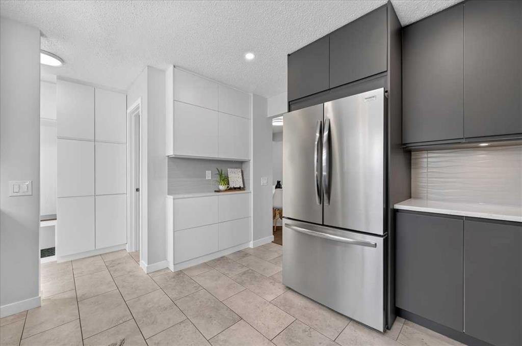 39 Midridge Gardens Se, Calgary, AB - Indoor Photo Showing Kitchen