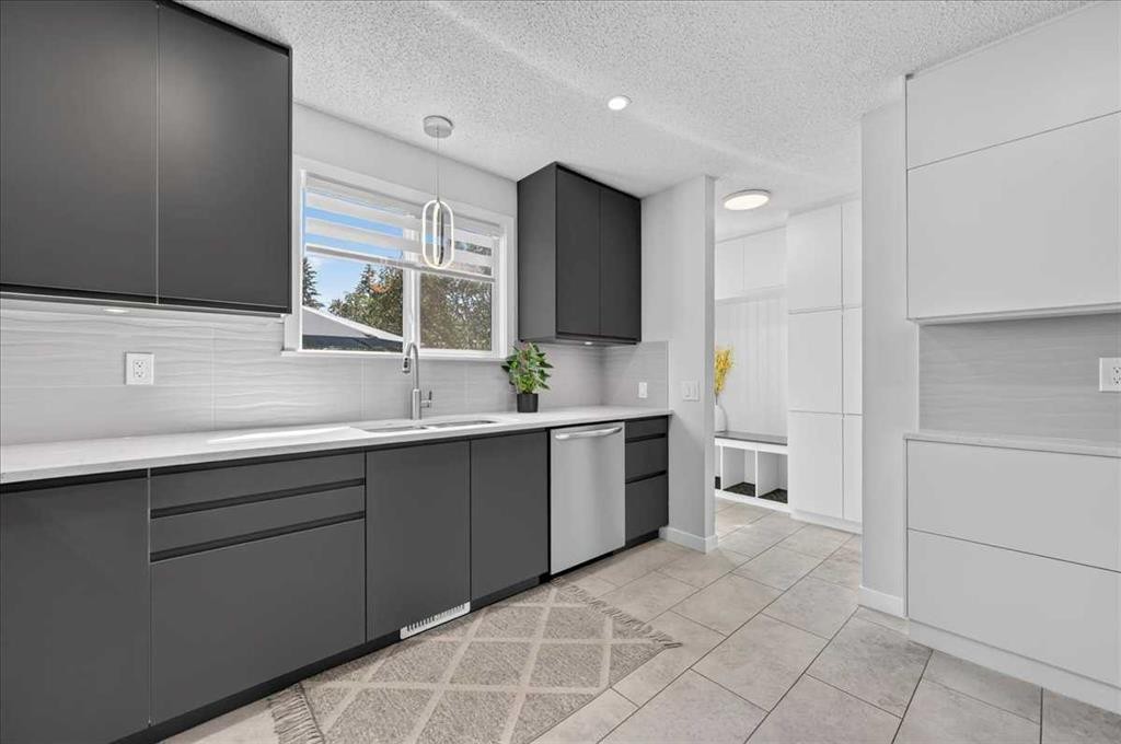 39 Midridge Gardens Se, Calgary, AB - Indoor Photo Showing Kitchen