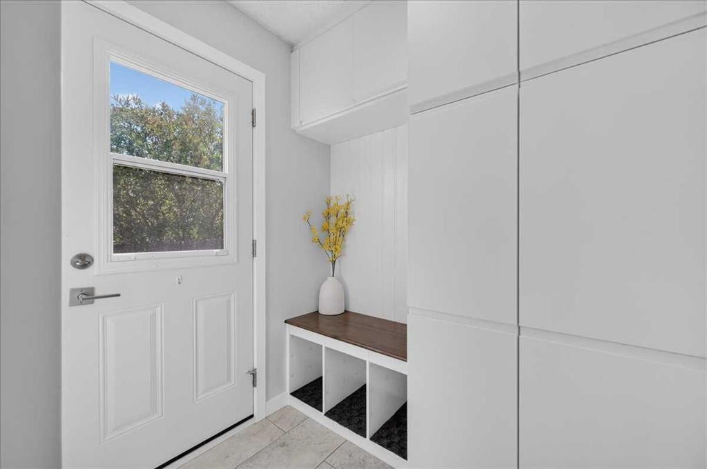 39 Midridge Gardens Se, Calgary, AB - Indoor Photo Showing Other Room