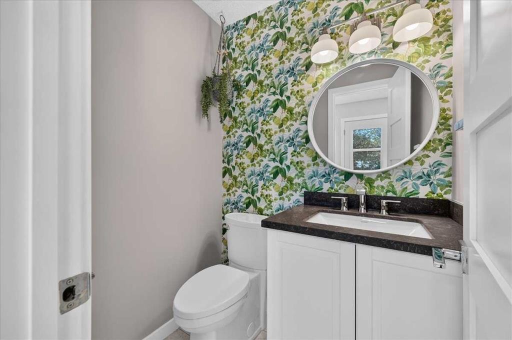 39 Midridge Gardens Se, Calgary, AB - Indoor Photo Showing Bathroom