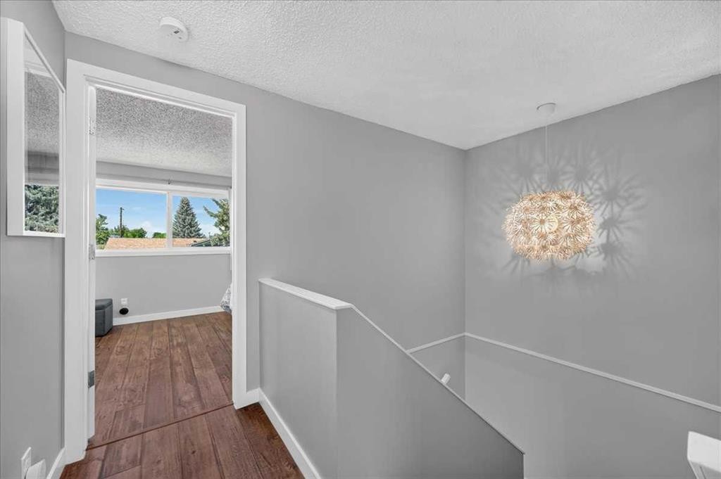 39 Midridge Gardens Se, Calgary, AB - Indoor Photo Showing Other Room