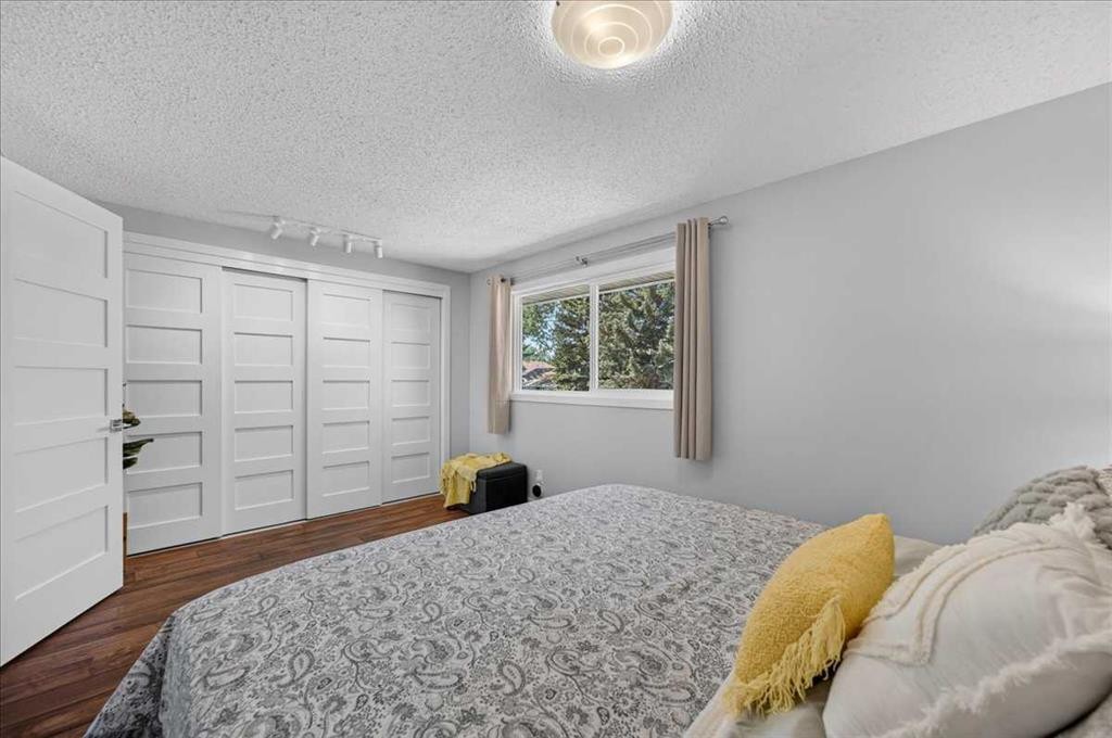 39 Midridge Gardens Se, Calgary, AB - Indoor Photo Showing Bedroom