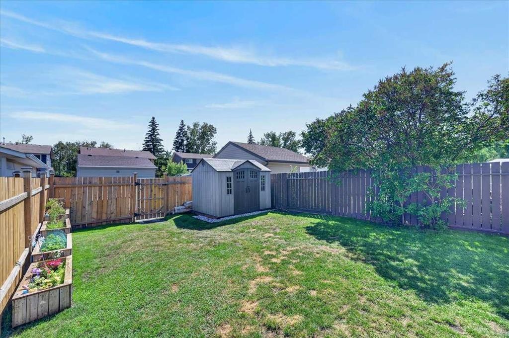 39 Midridge Gardens Se, Calgary, AB - Outdoor With Backyard
