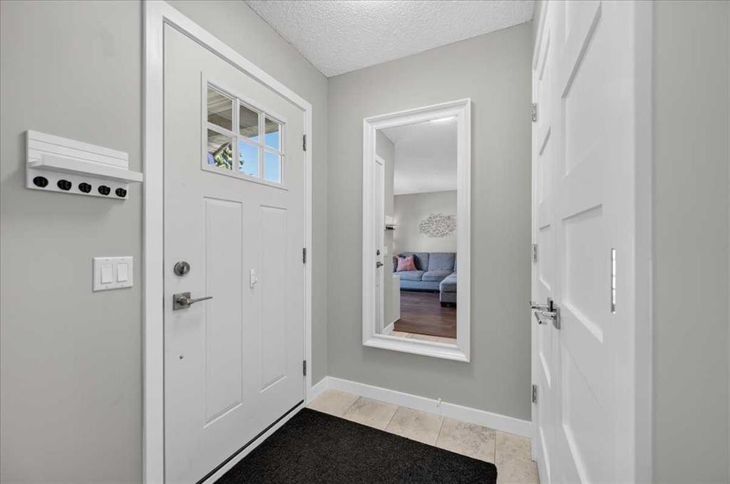 39 Midridge Gardens Se, Calgary, AB - Indoor Photo Showing Other Room