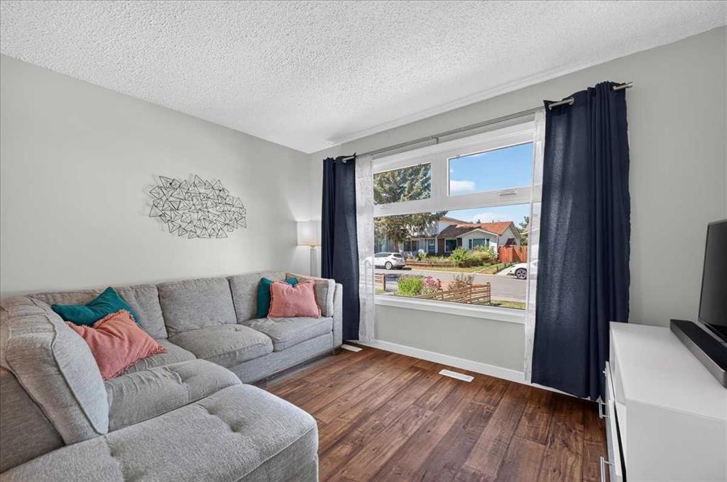 39 Midridge Gardens Se, Calgary, AB - Indoor Photo Showing Living Room