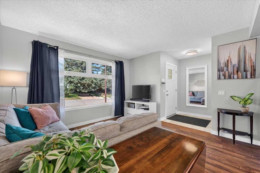 39 Midridge Gardens Se, Calgary, AB - Indoor Photo Showing Living Room