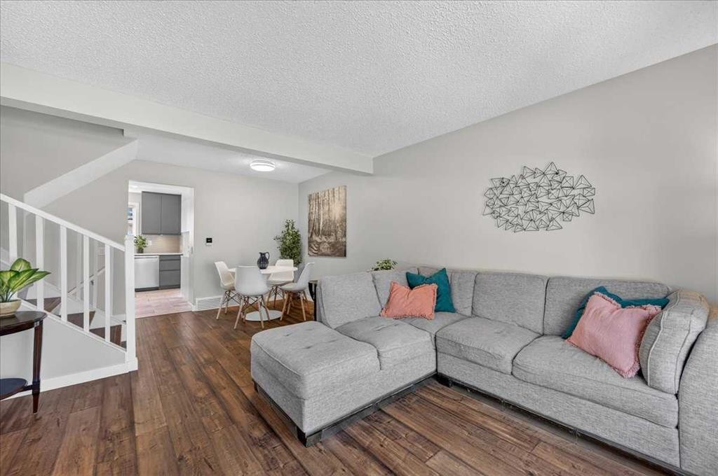39 Midridge Gardens Se, Calgary, AB - Indoor Photo Showing Living Room