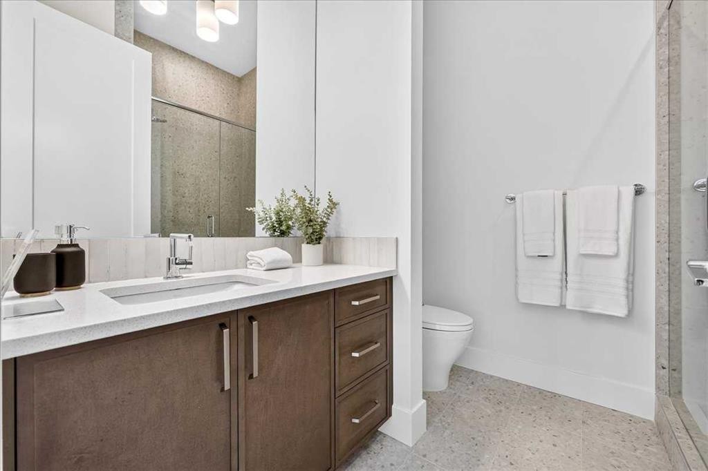 101-150 Marina Cove Se, Calgary, AB - Indoor Photo Showing Bathroom