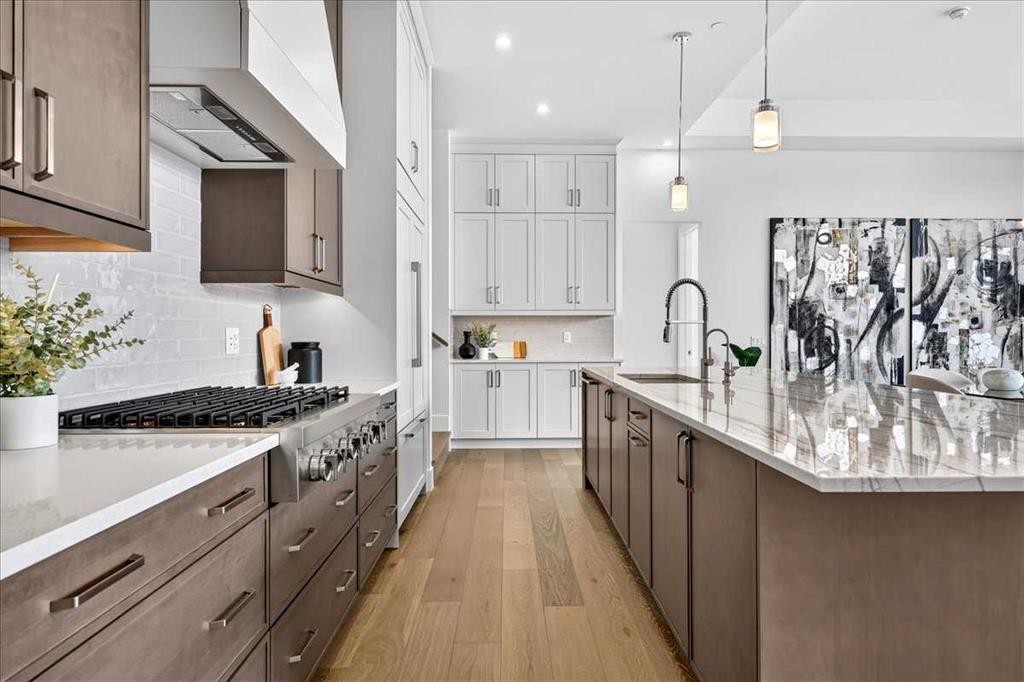 101-150 Marina Cove Se, Calgary, AB - Indoor Photo Showing Kitchen With Upgraded Kitchen