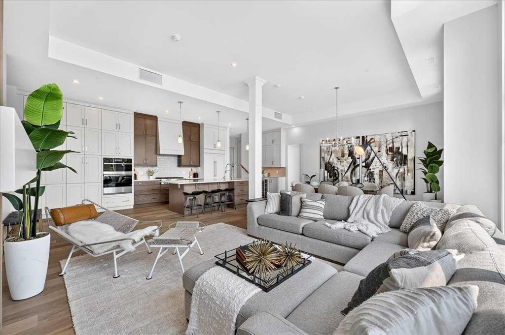 101-150 Marina Cove Se, Calgary, AB - Indoor Photo Showing Living Room