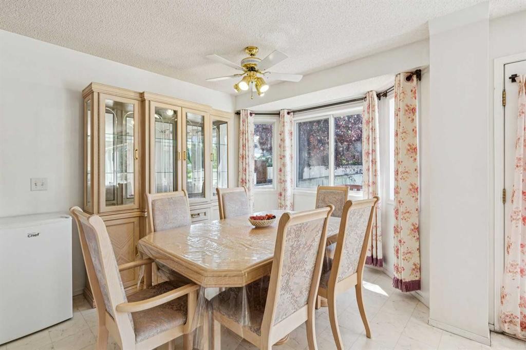 10521 Hidden Valley Drive Nw, Calgary, AB - Indoor Photo Showing Dining Room