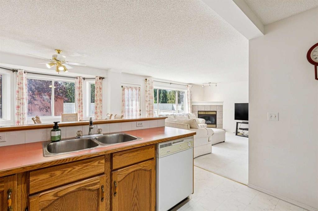 10521 Hidden Valley Drive Nw, Calgary, AB - Indoor Photo Showing Kitchen With Double Sink