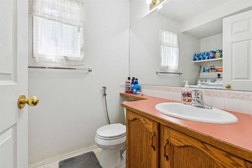 10521 Hidden Valley Drive Nw, Calgary, AB - Indoor Photo Showing Bathroom