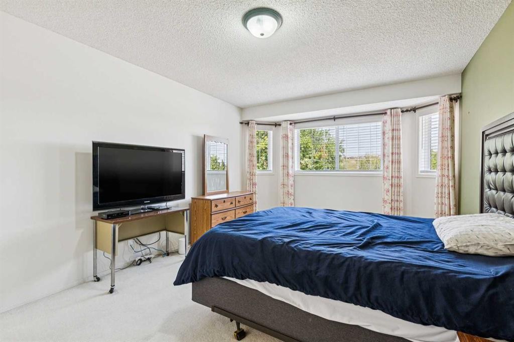 10521 Hidden Valley Drive Nw, Calgary, AB - Indoor Photo Showing Bedroom